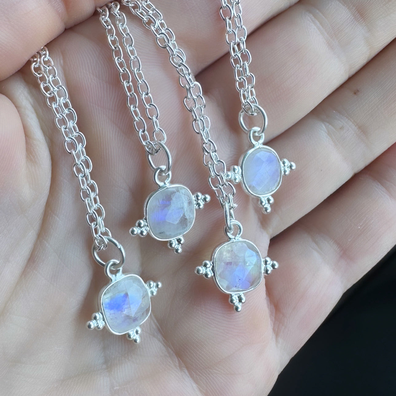 Selene - Halskette Regenbogen Mondstein 925 Silber mit versilberter Halskette