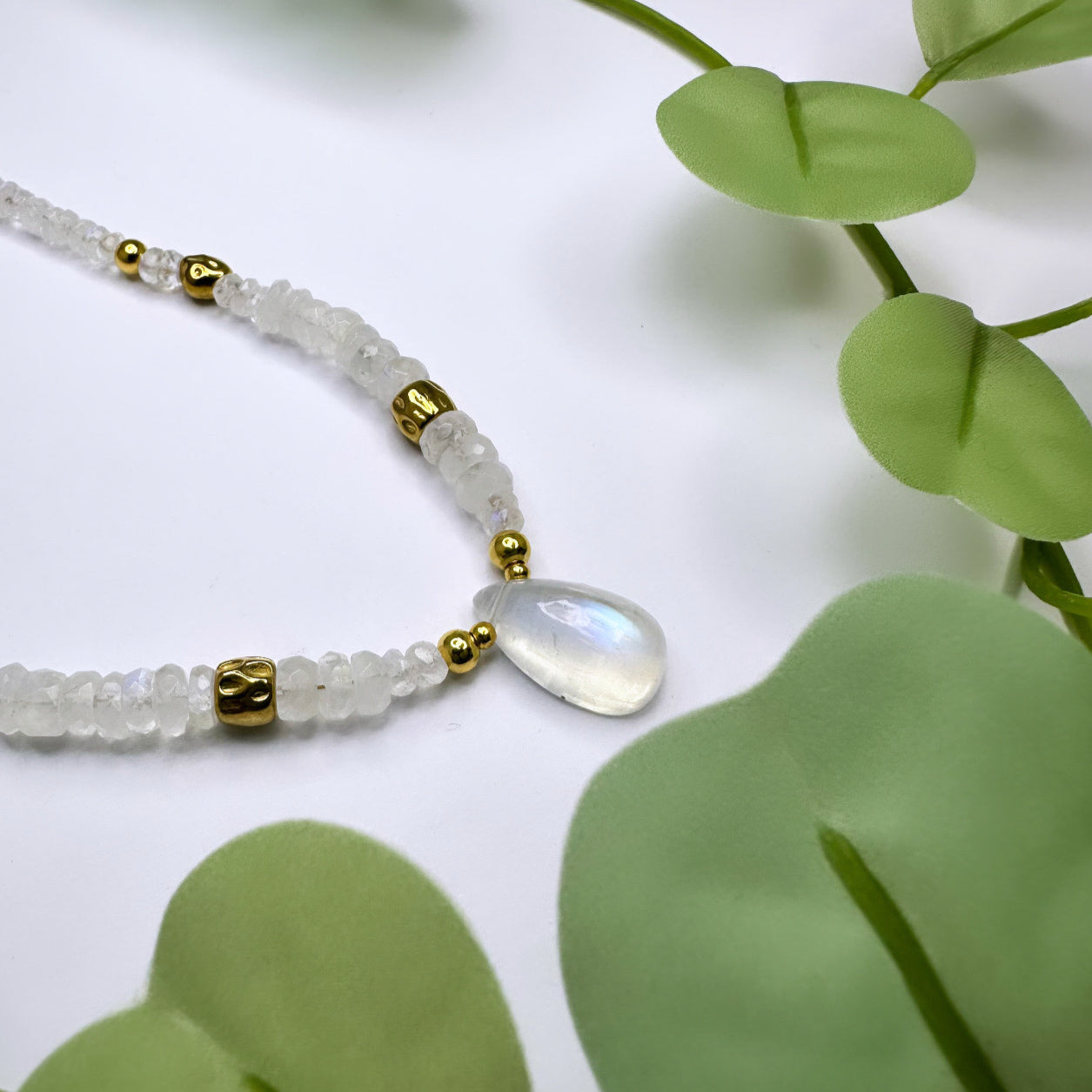 Selene - Halskette Regenbogen Mondstein vergoldet - 2 Varianten