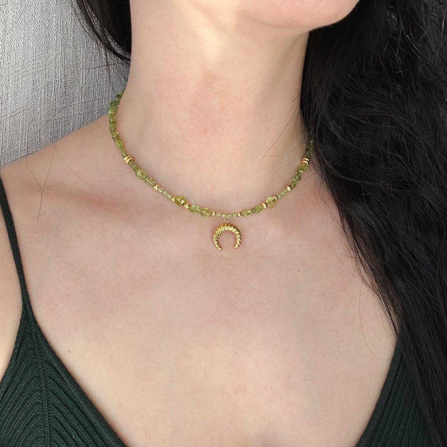AUGUST - Peridot - Halskette Halbmond