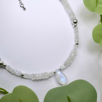 Selene - Halskette Regenbogen Mondstein Silber - 2 Varianten