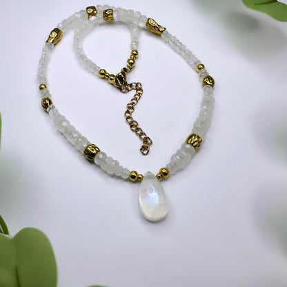 Selene - Halskette Regenbogen Mondstein vergoldet - 2 Varianten