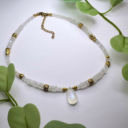 Selene - Halskette Regenbogen Mondstein vergoldet - 2 Varianten