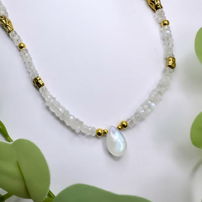 Selene - Halskette Regenbogen Mondstein vergoldet - 2 Varianten